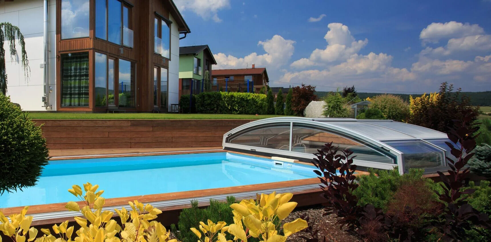 Geöffnete ALUKOV IMPERIA NEO Poolüberdachung