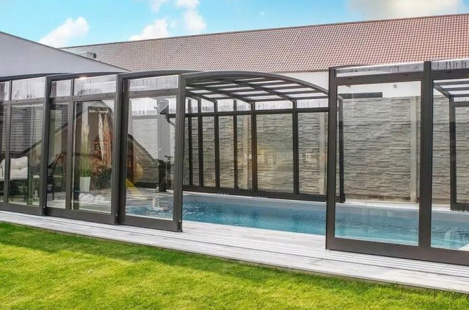 Geöffnete ALUKOV VISION Poolüberdachung